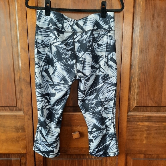 Danskin Now black & white geometric pattern capri length workout gym leggings - Picture 8 of 9